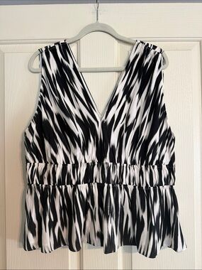 100% Silk Banana Republic Black and White V-Neck Peplum Top